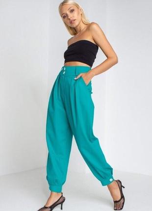 Стильные женские демисезонные брюки-джоггеры с высоким поясом и манжетами7 фото