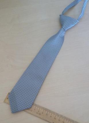 Елегантний краватка для хлопчика в сріблястих тонах