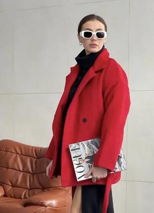 Женское красное укороченное пальто