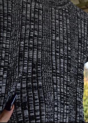 Облегающий серый джемпер свитер с горловиной монки3 фото
