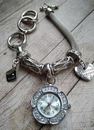 Годинник на браслеті металевого плетіння в стилі пандора.