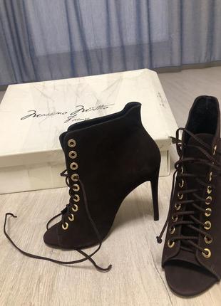 Ботинки, босоножки, туфли