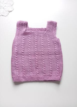 Безрукавка сиреневого цвета.