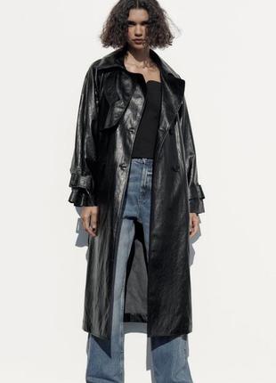 Тренч плащ с эффектом лаковой кожи zara