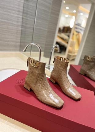 Ботильйони черевики чоботи ботинки в стилі valentino