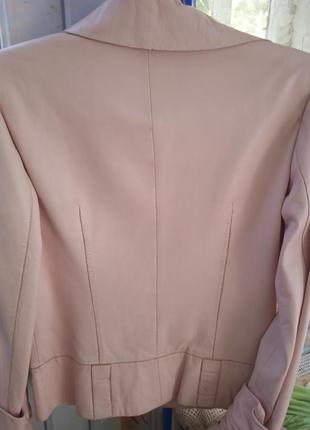 Шкіряна курточка жіноча ніжно -рожевого кольору3 фото