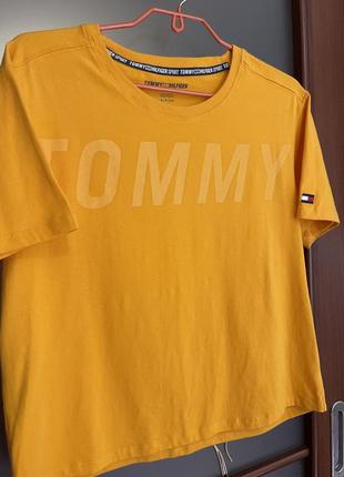 Спортивна футболка