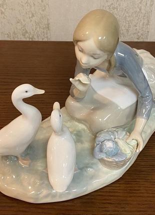 Фарфоровая статуэтка lladro «кормление уток».6 фото