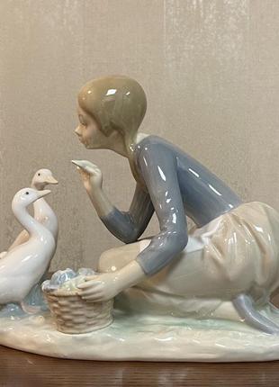 Фарфоровая статуэтка lladro «кормление уток».2 фото