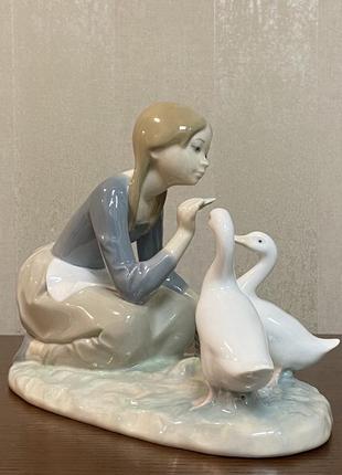 Фарфоровая статуэтка lladro «кормление уток».5 фото