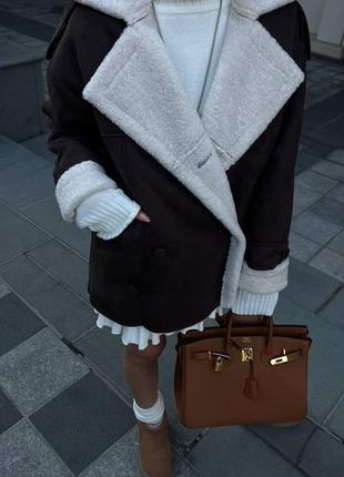 Трендовая дубленка в длине миди свободного кроя, ремешки на плечах и рукавах, отложенный воротничок