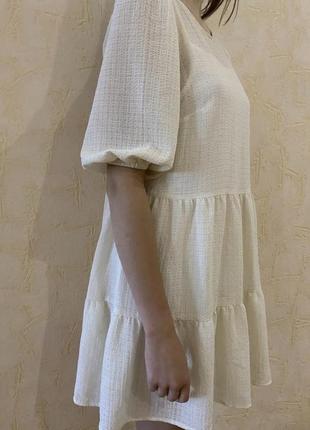 Нежное короткое платье свободного кроя с короткими пышными рукавами5 фото
