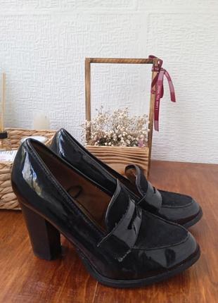 Женские туфли лоферы на каблуке модные и тренд осени черные лаковые
