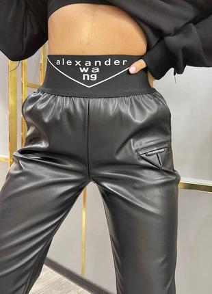 Брюки в стиле alexander wang
утепленные, на флисе прямые палаццо эко кожа черные4 фото