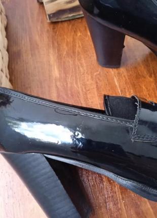 Женские туфли лоферы на каблуке модные и тренд осени черные лаковые9 фото