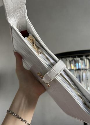 Жіноча сумка в стилі yves saint laurent hobo croco, білого кольору7 фото