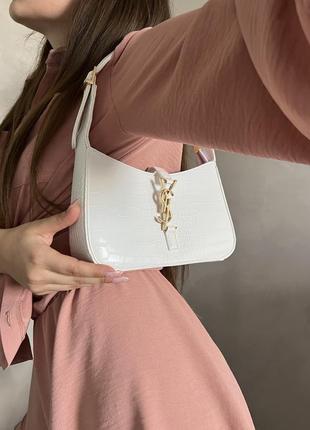 Жіноча сумка в стилі yves saint laurent hobo croco, білого кольору3 фото