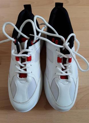 Білі кросівки з чорно-червоними акцентами.5 фото