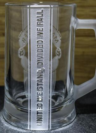 Бокал для пива с гравировкой футбольного клуба манчестер юнайтед fc manchester united, с матовой ручкой3 фото