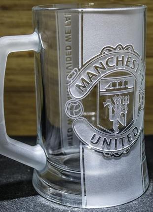 Бокал для пива с гравировкой футбольного клуба манчестер юнайтед fc manchester united, с матовой ручкой2 фото