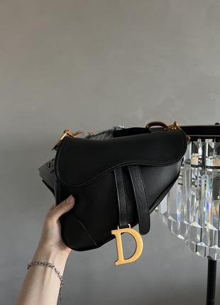 Жіноча сумка в стилі dior saddle, чорного кольору5 фото
