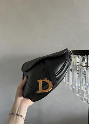 Жіноча сумка в стилі dior saddle, чорного кольору7 фото