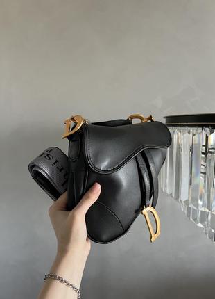 Жіноча сумка в стилі dior saddle, чорного кольору8 фото