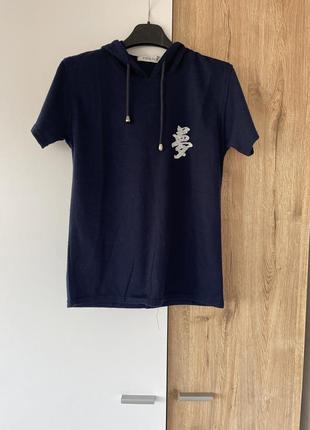 Футболка з капішоном з ієрогліфом