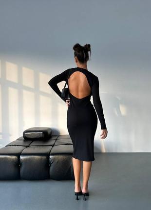 Элегантное облегающее платье миди с вырезом на спине длинными рукавами классическое в рубчик платья с открытой спинкой трикотаж черная базовая стильная3 фото