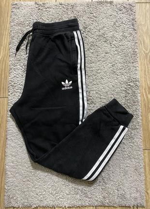 Женские брендовые спортивные штаны на флисе adidas1 фото