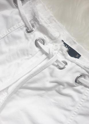 2 вещи по цене 1. стильные белые джинсовые шорты с необработанным краем и дырками lisa k4 фото