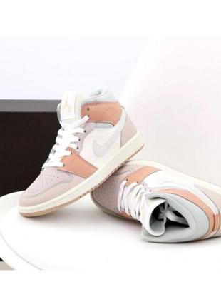 Женские кроссовки nike air jordan 1 mid beige white.