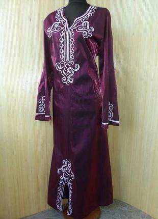 Длинное атласное платье с вышивкой / абая / галабея
