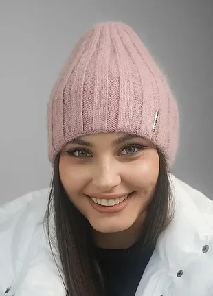 Модна жіноча тепла в'язана темно-пудрова шапка
