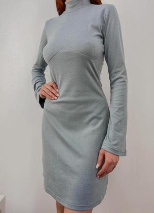 Короткое трикотажное платье светло-серое с акцентным швом под грудью
