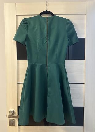 Зеленое платье с красивым колье5 фото