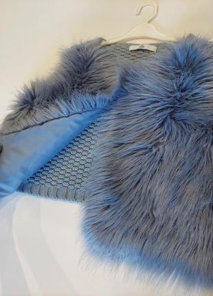 Меховый жилет с вязаной спинкой m&s пепельно-голубого цвета 7-11 лет7 фото