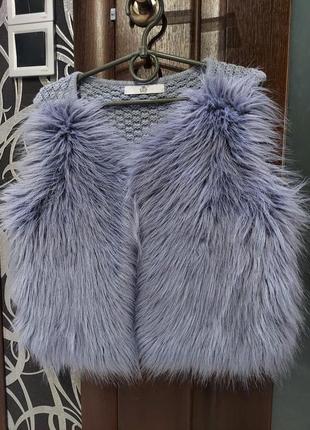 Меховый жилет с вязаной спинкой m&s пепельно-голубого цвета 7-11 лет5 фото
