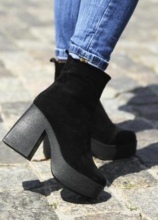 Стильные женские зимние ботинки ботильоны из натуральной замши на каблуке и платформе черные