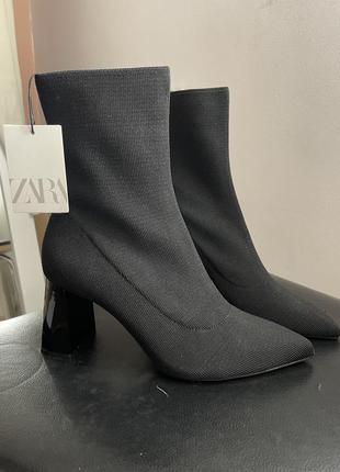 Текстильные сапоги зара zara ботинки стильные черные на каблуке на каблуке
