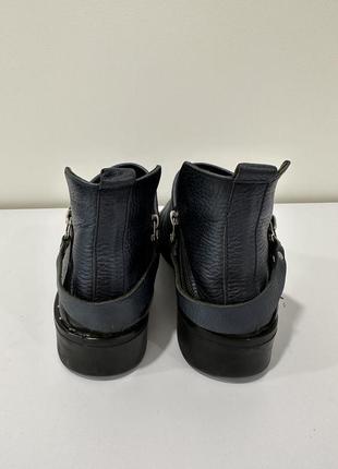 Короткие кожаные ботинки на низком ходу2 фото