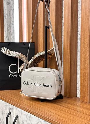 Сумка маленькая белая женская в стиле calvin klein кельвин кляйн сумка  клатч кросс-боди
