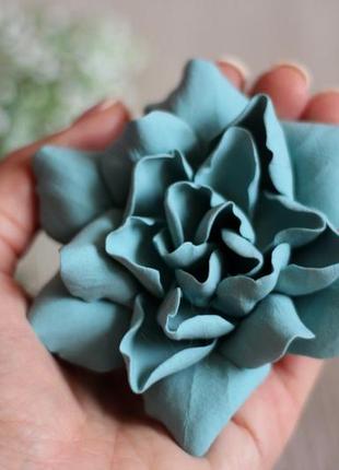 Шпилька ручної роботи квітка "м'ятно-сіра гарденія"1 фото