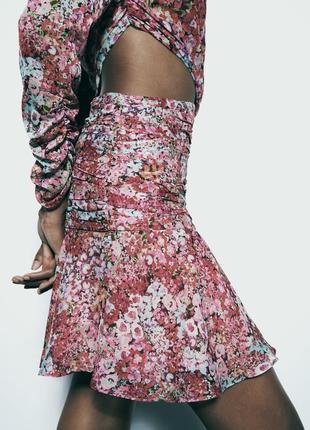 Короткое платье с цветочным принтом4 фото