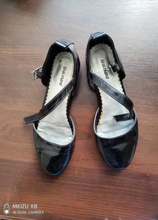 Лакові босоніжки