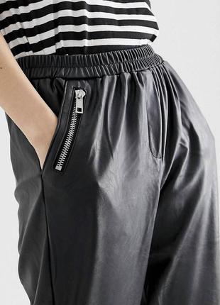 Стильные брюки из экокожи4 фото