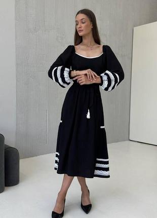 Платье женское длинное осеннее закрытое с кружевом, черного цвета