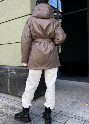 Куртка женская оверсайз зимняя теплая, со съемным капюшоном, на молнии, кожаная мокко6 фото