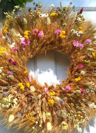 Осенний декор дома: большой цветочный венок на дверь6 фото
