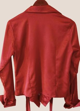 Атласная бордовая блузка на запах с длинными рукавами2 фото